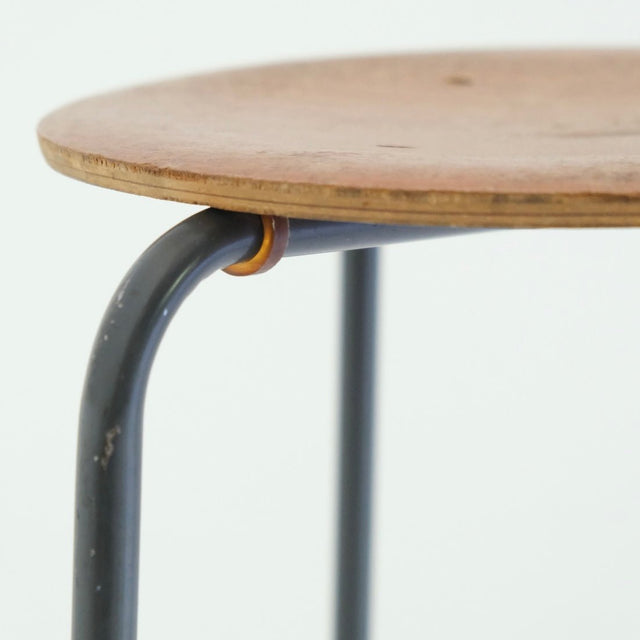 Vintage Hocker Dreibein - Bauhaus Stil - DesignWe.Love