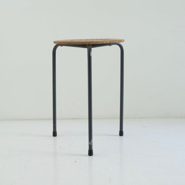 Vintage Hocker Dreibein - Bauhaus Stil - DesignWe.Love