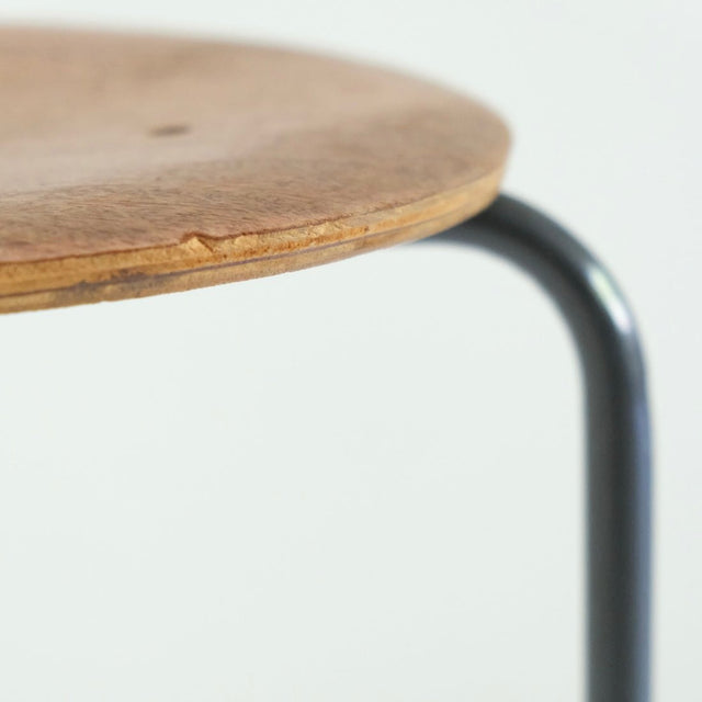 Vintage Hocker Dreibein - Bauhaus Stil - DesignWe.Love