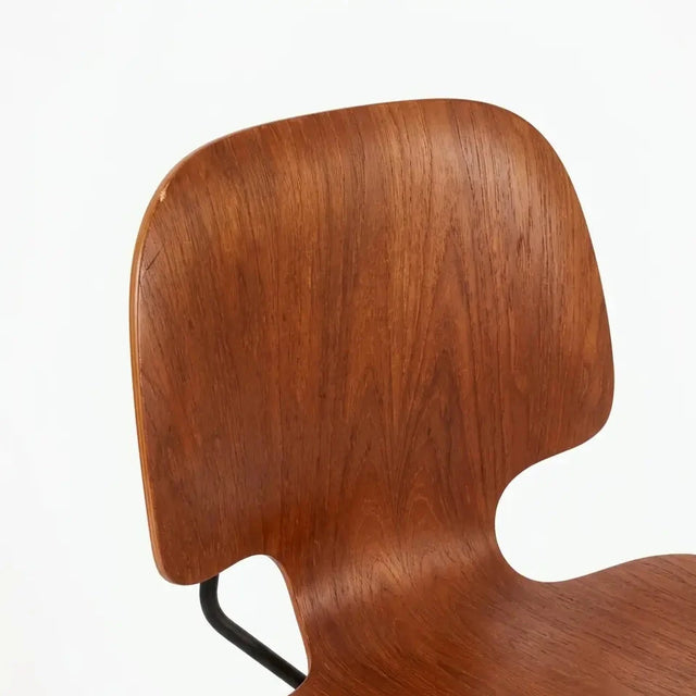 Detail der geformten Rückenlehne aus Teak-Schichtholz am Vintage Mid-Century Stuhl