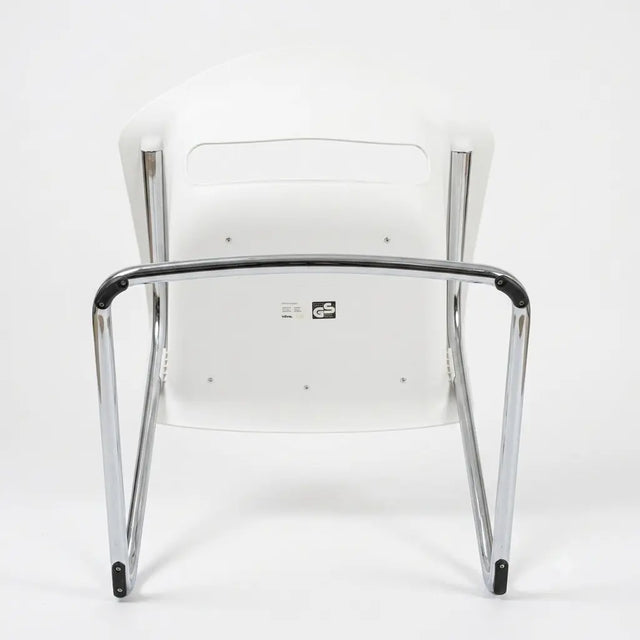 Sitzunterseite des Vitra Shell Stuhls mit Vitra Logo und GS-Prüfzeichen
