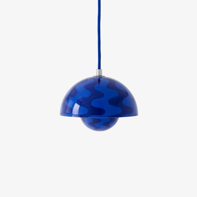 Flowerpot VP10 Pendelleuchte in Cobalt & Twilight Blue Pattern von &Tradition – Verner Panton