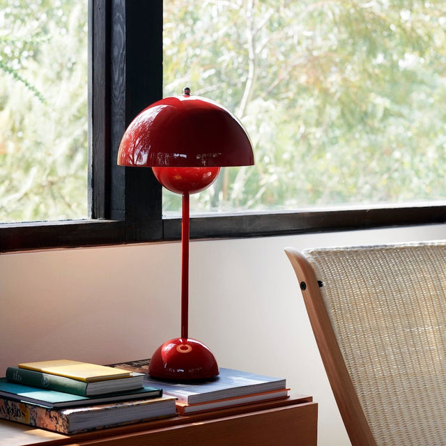 Flowerpot VP3 Tischleuchte in Vermilion Red von &Tradition im Wohnambiente