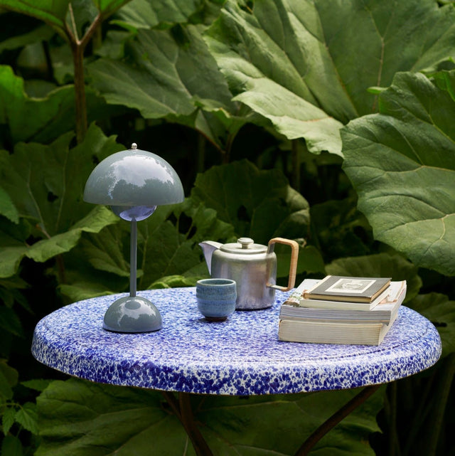 VP9 Flowerpot Akkuleuchte Stone Blue - &Tradition - DesignWe.Love