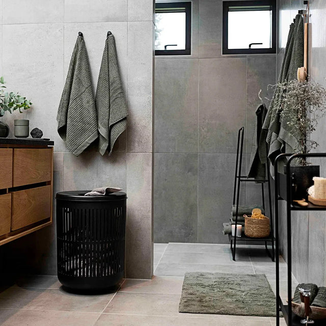 Wäschekorb Ume mit Deckel Schwarz Zone Denmark im Badezimmer, Design-Wäschekorb rund