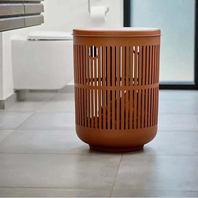 Wäschekorb Ume mit Deckel Terracotta Zone Denmark im Badezimmer, Design-Wäschekorb rund