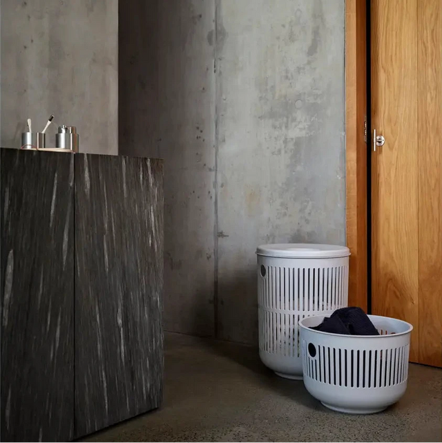 Wäschekorb Ume offen Soft Grey Zone Denmark im Eingangsbereich, runder Design-Wäschekorb