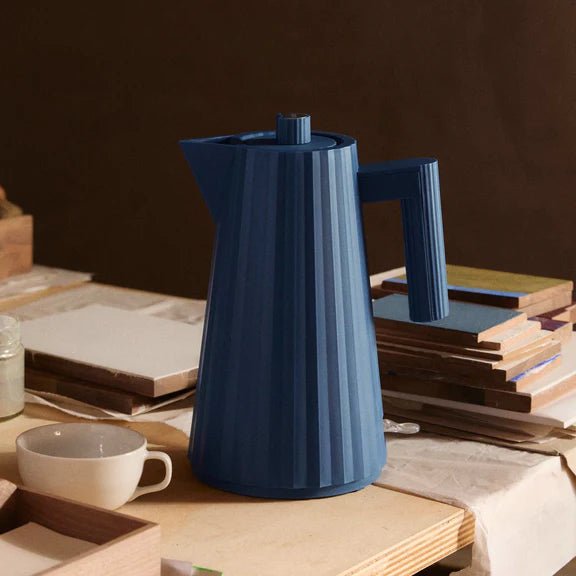Wasserkocher Plissé 1 L Blau - Alessi - DesignWe.Love