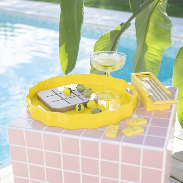 Wikholmform Yen Tablett – Gelb am Pool mit Cocktail