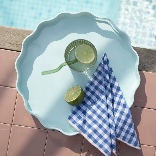 Wikholmform Yen Tablett – Mint dekoriert mit Sommergetränk und kariertem Tuch