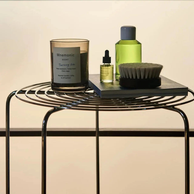 Wire Stool VP11 Chrom Hocker als Beistelltisch mit Duftkerze und Pflegeprodukten