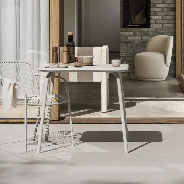 YUA Outdoormöbel Set Tisch und Stühle Silk Gray - Blomus - DesignWe.Love