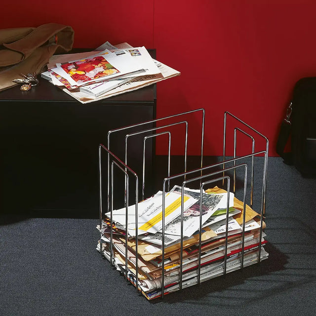 Zeitungssammler Chrom MERLO | T mit Zeitungen und Zeitschriften, freistehend im Büro