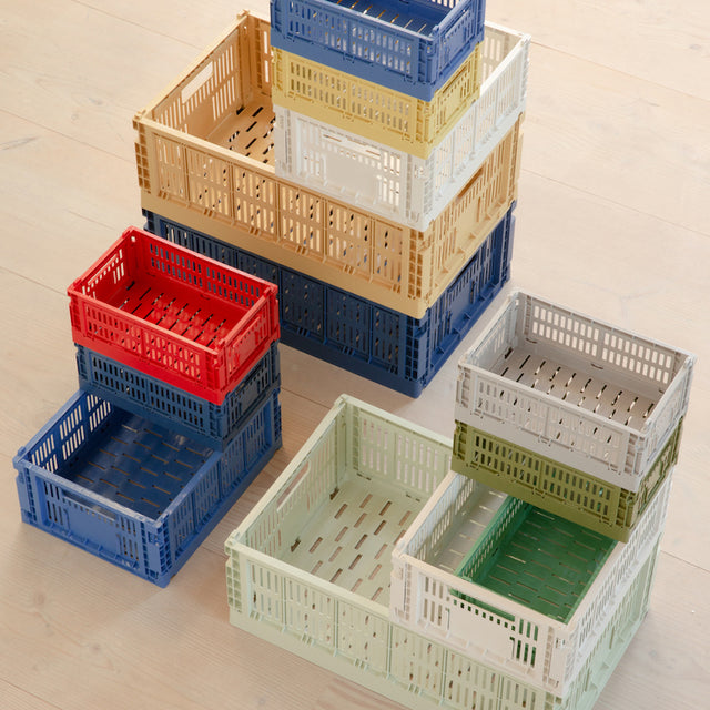 Aufbewahrungsbox Colour Crate S Farbvarianten gestapelt HAY