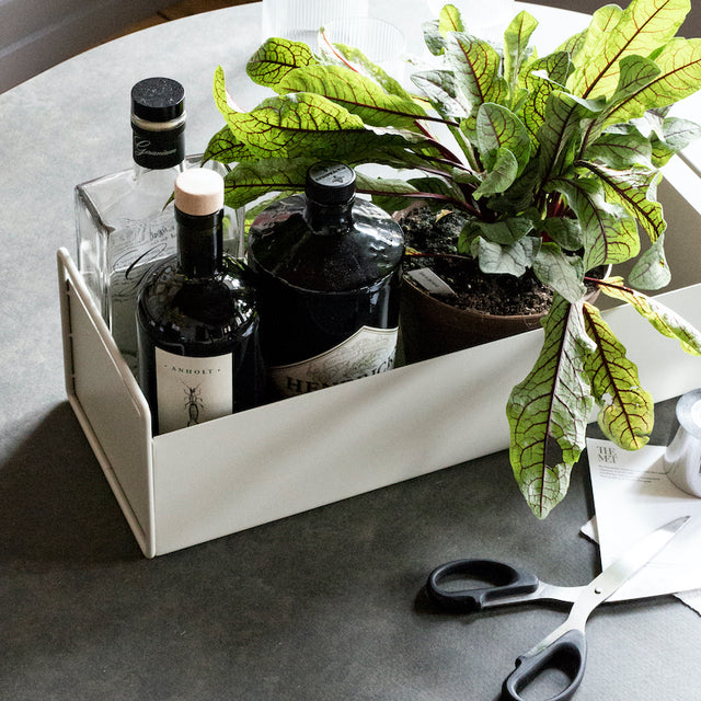 ferm LIVING Plant Box Small als Blumenkasten mit Kräutern bepflanzt