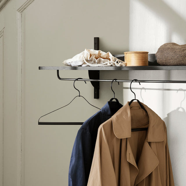 ferm LIVING Sector Rack Wandgarderobe mit Ablage und Kleiderstange im Flur