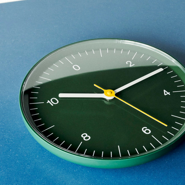 HAY Wanduhr Jasper Morrison, lautlose Design-Wanduhr grün liegend