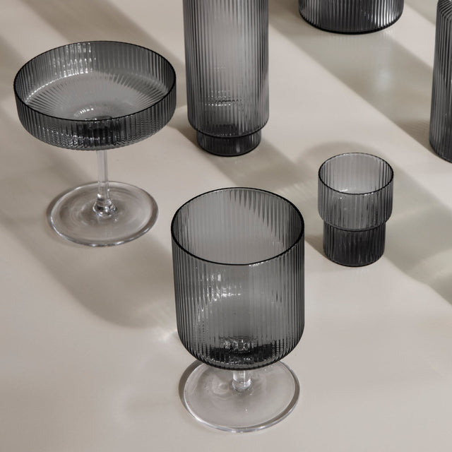 Weingläser Ripple 2er Set rauchgrau - ferm LIVING - DesignWe.Love