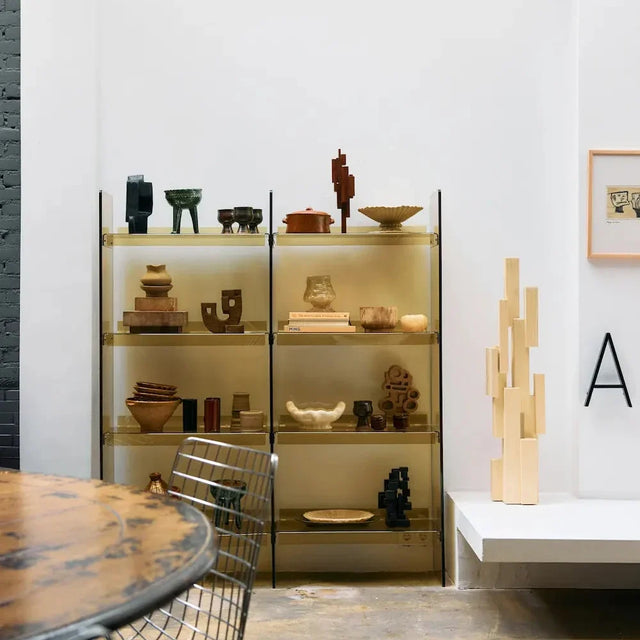 HKliving Showroom Amsterdam – Glasvitrine mit Keramik-Wohnaccessoires, 
Skulpturen und Designobjekten im charakteristischen HKliving Retro-Stil