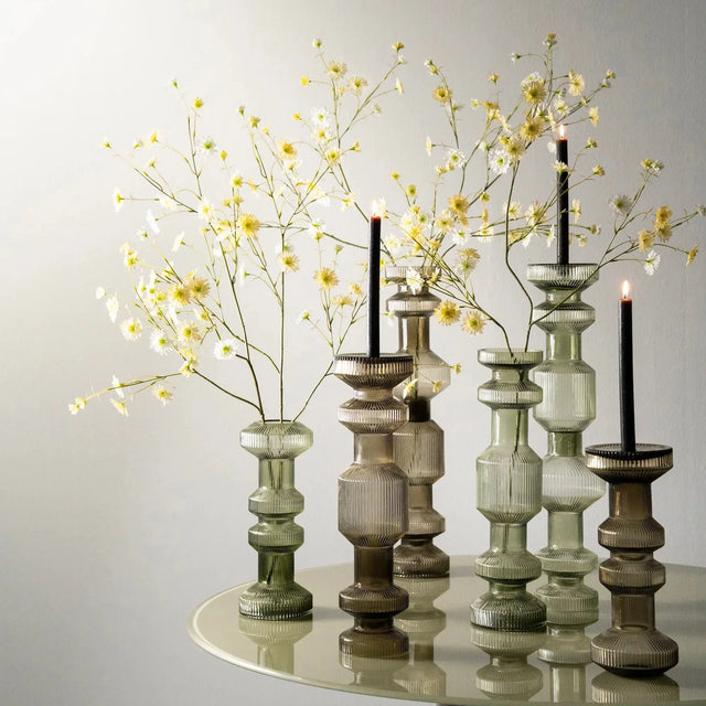 ISAA Vase-Kerzenständer Ara Gruppe in braun und grün mit Kerzen und Trockenblumen