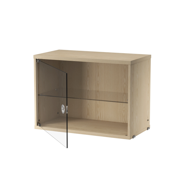 String Regal mit Vitrine mit Glas-Schwenktür in Esche – String Furniture Hängevitrine