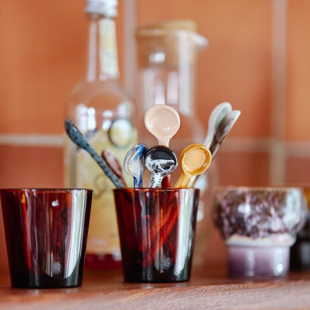 HKliving Keramik Löffel Set Breeze L 70s Ceramics – Lifestyle-Aufnahme auf gedecktem Tisch
