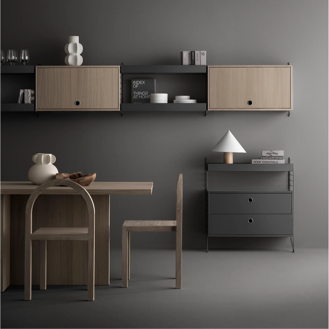 String Regal mit Schrank mit Klapptür in Esche – String Furniture Regalsystem