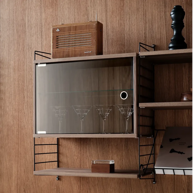 String Regal mit Wandleitern in Schwarz – String Furniture Regalsystem