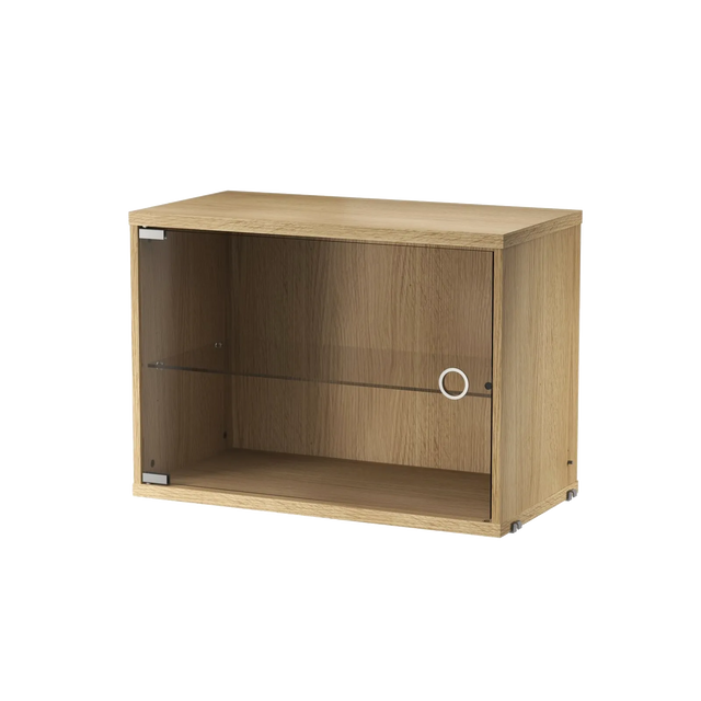 String Vitrine 58×30cm mit Glas-Schwenktür Eiche – Hängevitrine für das String Regal