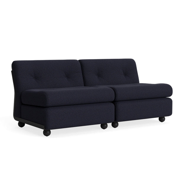 HAY Amanta 2-Sitzer Sofa, Gestell Anthracite, Bezug Turf Blue Red Melange