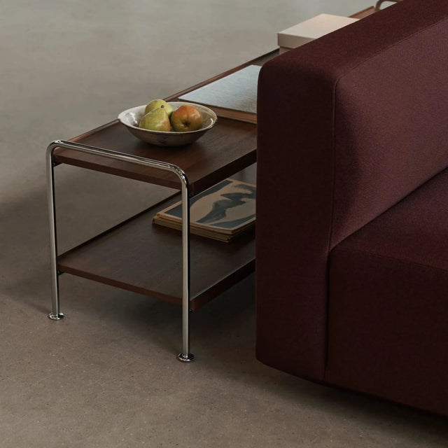 Alima NDS4 Beistelltisch mit Chromgestell neben Sofa, Detail mit Obstschale