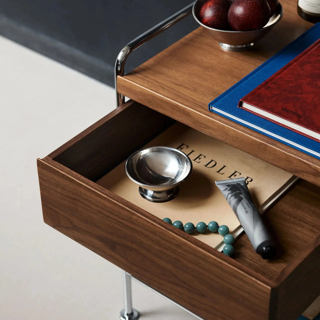 Alima NDS3 Nachttisch Detailaufnahme, geöffnete Schublade mit Deko-Accessoires