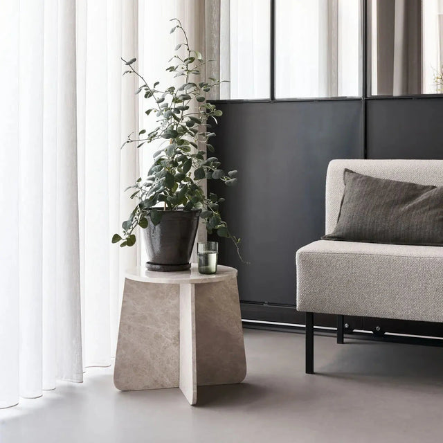 Beistelltisch Serie Marb  Beige von House Doctor - mit Blumentopf dekoriert