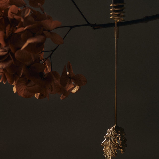 Weihnachtsbaum Kerzenhalter Oak Leaf Brass - ferm LIVING - DesignWe.Love