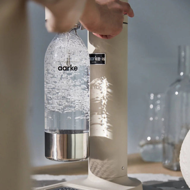 Aarke Flaschen & CO2 Nachfüll - Set für Carbonator 3 - Edelstahl + PET Flasche + CO2 - DesignWe.Love