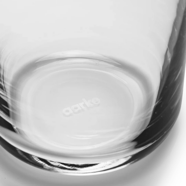 Detailaufnahme des Karaffenbodens mit eingeprägtem aarke Logo