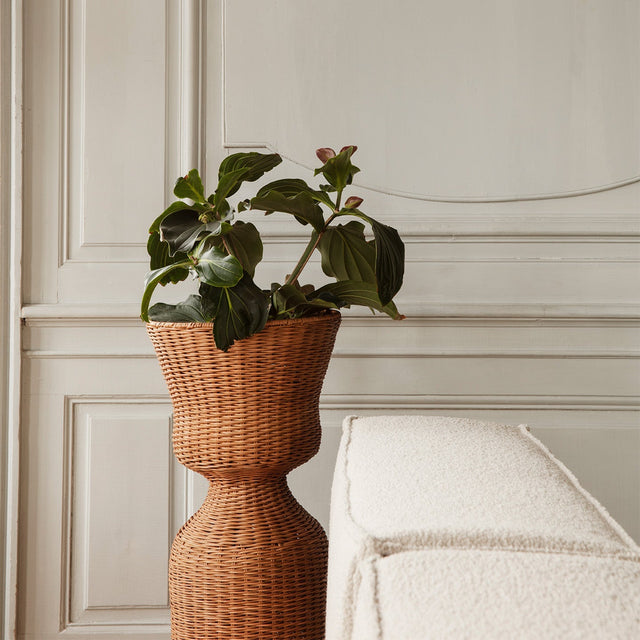 Agnes Pflanzenständer Rattan Tall - ferm LIVING - DesignWe.Love