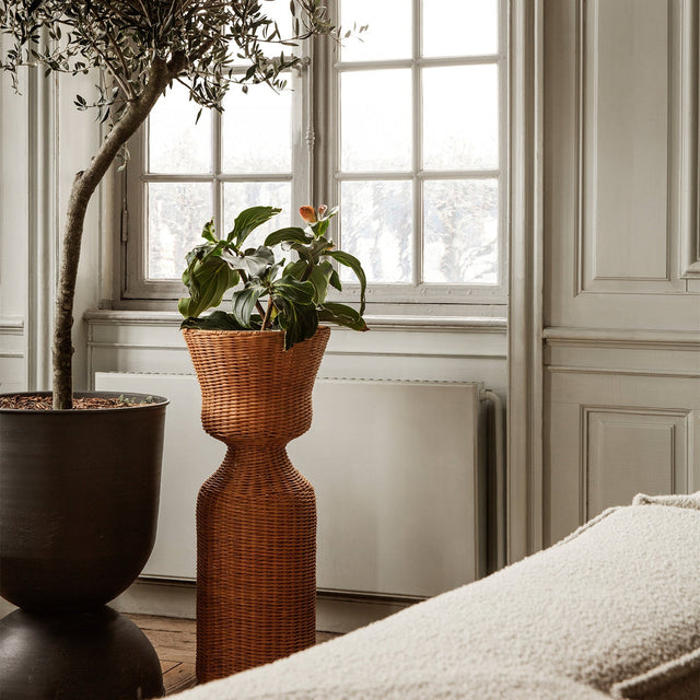 Agnes Pflanzenständer Rattan Tall - ferm LIVING - DesignWe.Love