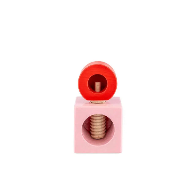 Alessi Nussknacker ES20 2 in Rosa und Rot, freigestellt – Design Ettore Sottsass