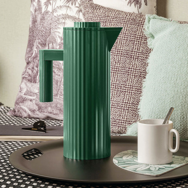 Alessi Thermoskanne Plissé in Grün mit Tasse – Lifestyle