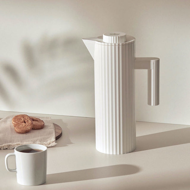 Alessi Thermoskanne Plissé in Weiß mit Tasse – Lifestyle