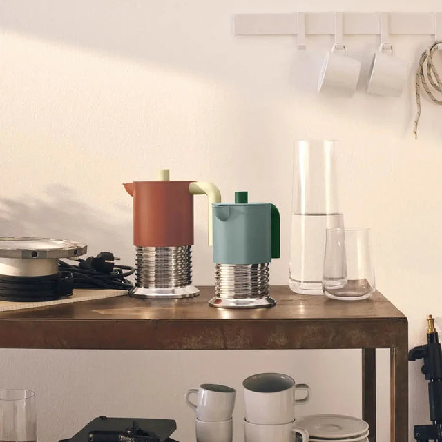Alessi Vite Espressokocher in Braun und Grün auf einem Holztisch im Küchenkontext, Design Philippe Malouin