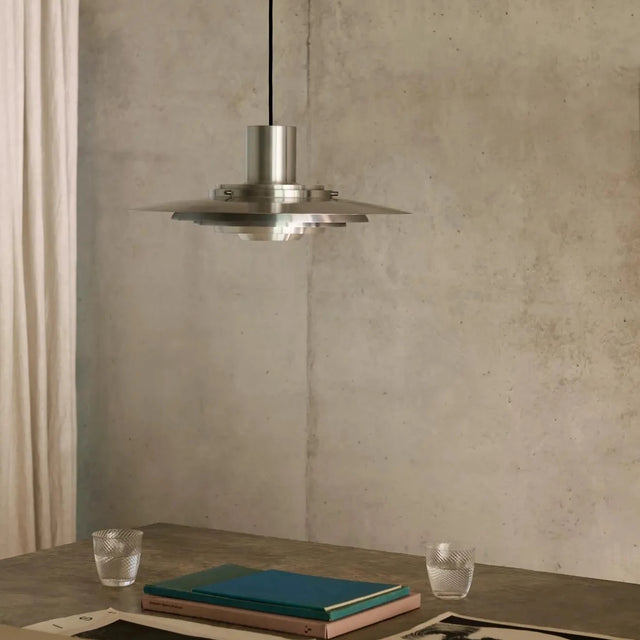 Ikonische &Tradition P376 Pendelleuchte als stilvolle Esstischleuchte im modernen Mid-Century-Wohnzimmer