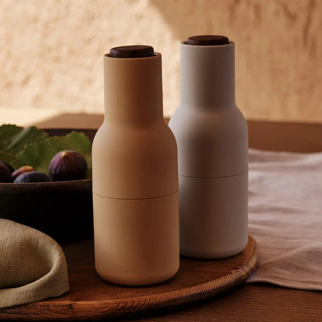 Audo Copenhagen Bottle Grinder Large Set Blush und Greige auf Holztablett mit Feigen