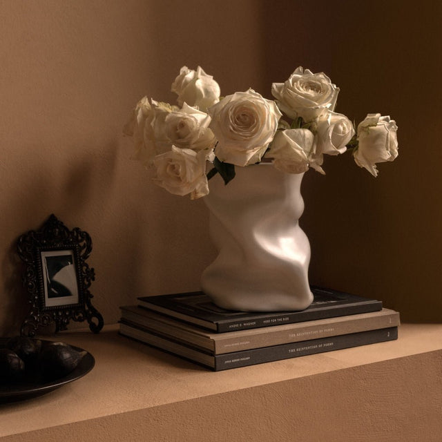 Audo Collapse Vase 20 cm aus weißer Keramik von Sofia Tufvasson in der Nahaufnahme mit Rosen
