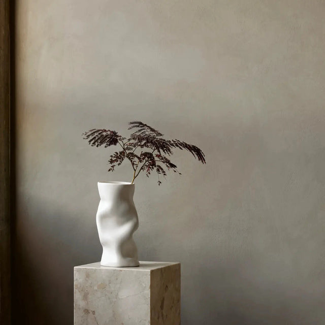 Audo Collapse Vase 30cm aus weißer Keramik von Sofia Tufvasson in der Nahaufnahme vor hellem Hintergrund