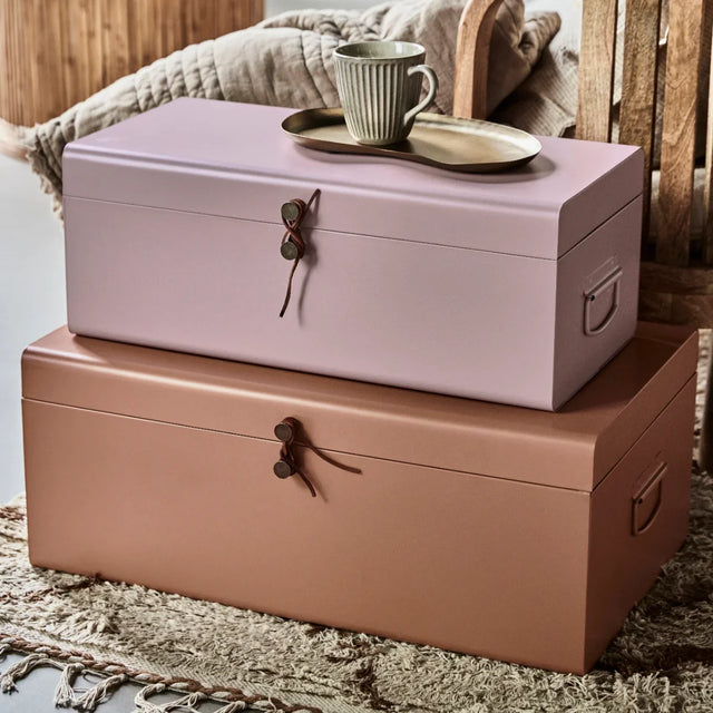 Aufbewahrungsbox Metal als 2er-Set aus Metall in Beige und Rosa mit Lederband von House Doctor – Wohnbeispiel