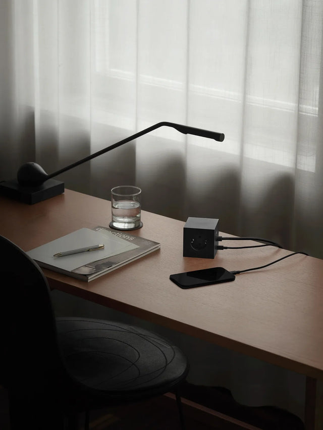 Avolt Cable 1 USB-C Ladekabel am Schreibtisch