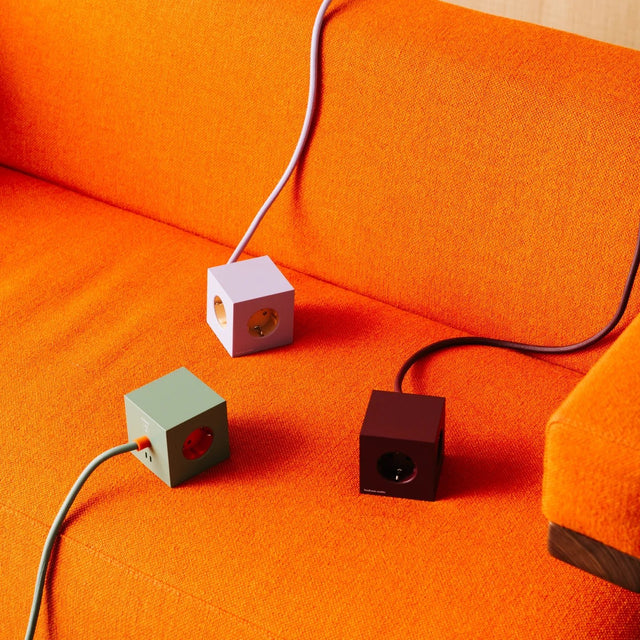 Avolt Square 1 Bauhaus - Archiv Mullberry Red USBC 1,8m - DesignWe.Love