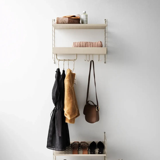 String Regal mit Wandleitern in Beige – String Furniture Regalsystem